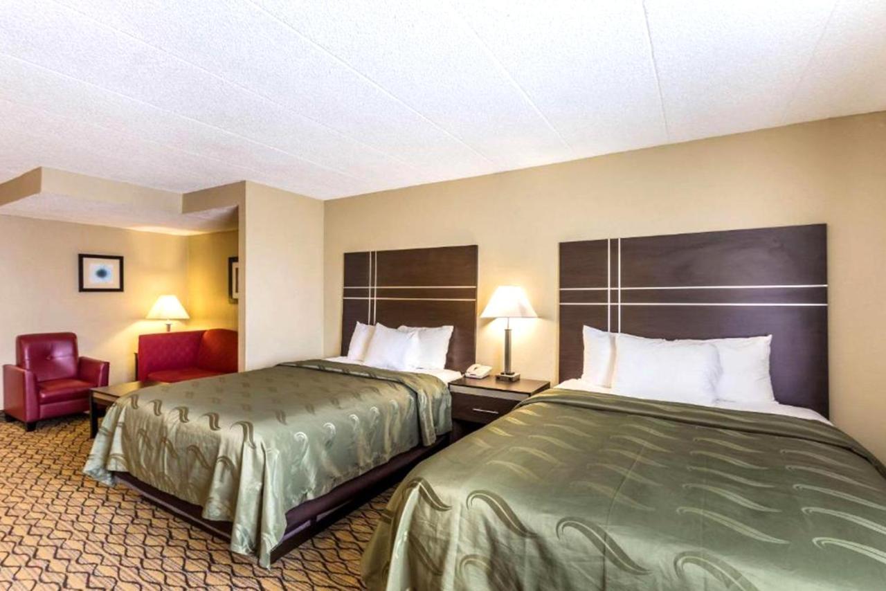 Quality Inn & Suites Milwaukee Exterior photo